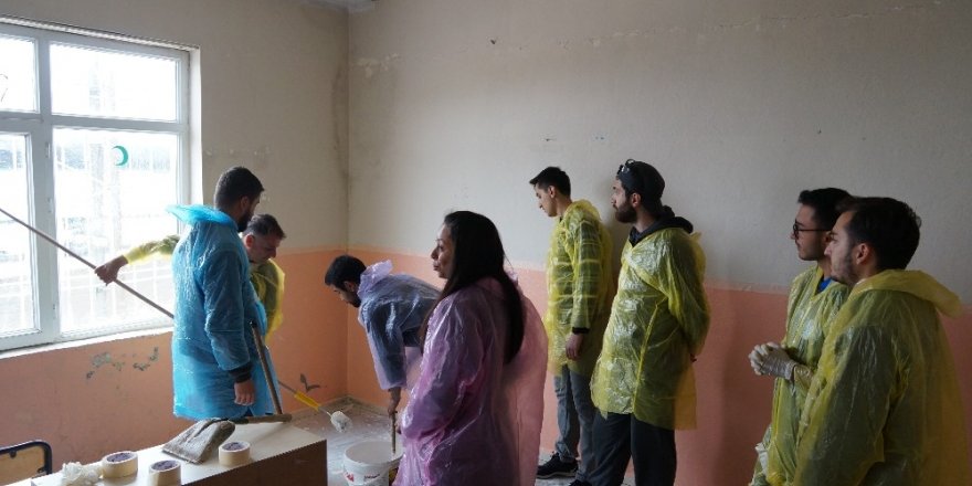 Ankara’dan gelip köy okulunu boyadılar