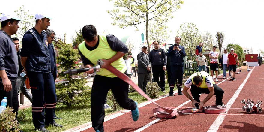 İtfaiyeciler birinci olabilmek için kıyasıya yarıştı