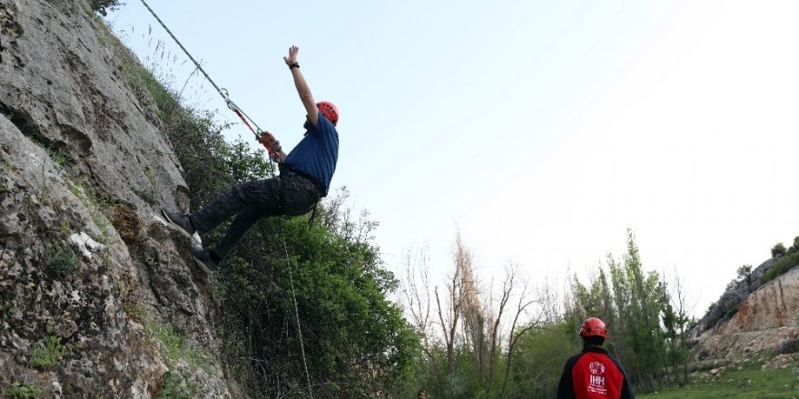 Arama kurtarma ekiplerine çetin eğitim