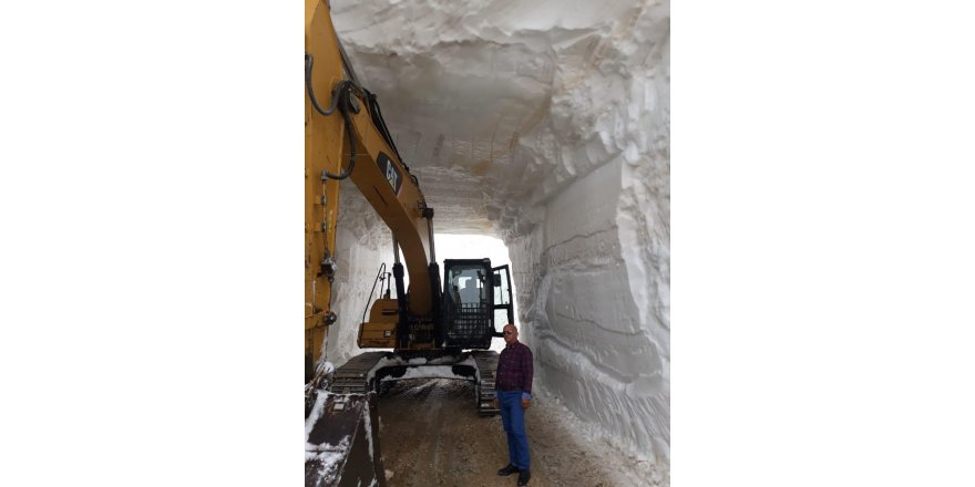 Hakkari’de kar tünelleri oluşturularak yollar açılıyor