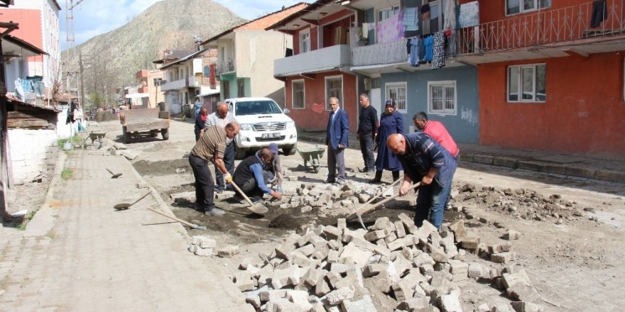 Oltu Belediyesi yol bakımlarını yapmaya başladı