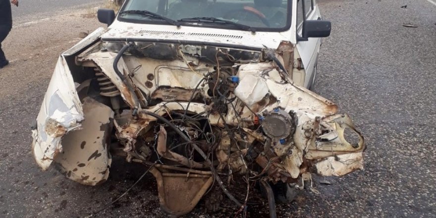 Kazaya karışan otomobillerden biri parçalara ayrıldı