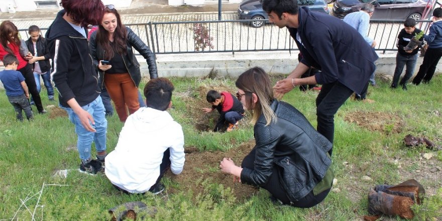 Çocuklar fidan dikerek "Çocuk bahçesi" oluşturdu