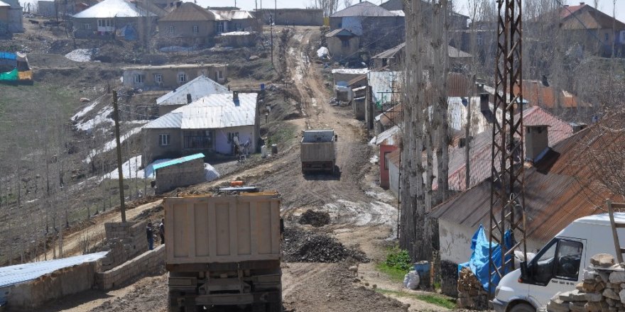 Yüksekova’da yol kumlama çalışması