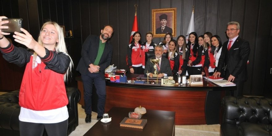 Rektör, OMÜ’nün gururu hentbolcuları ağırladı