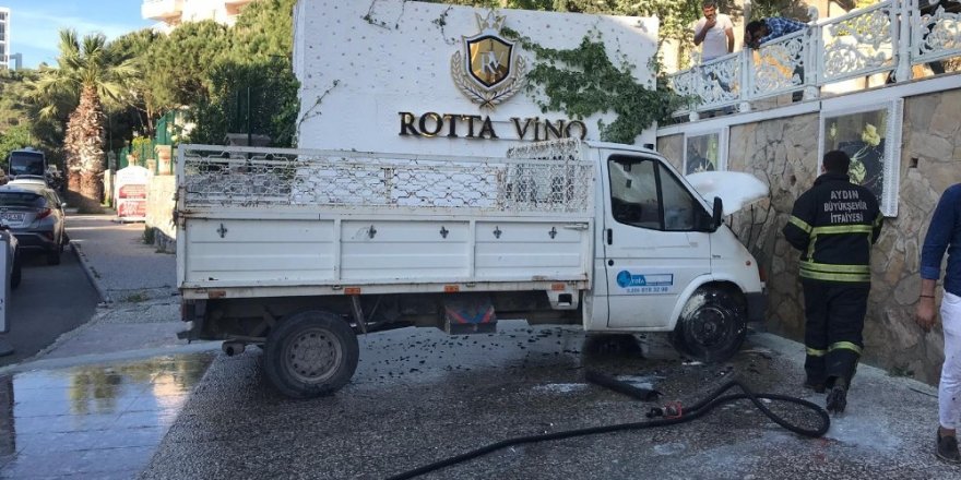 Kuşadası’nda kamyonet park halindeyken yandı