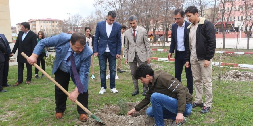 Ağrı Milli Eğitim Müdürü Turan öğrencilerle birlikte fidan dikti