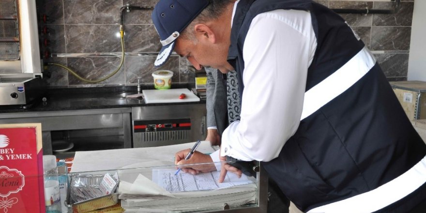 Zabıta kıyafetli belediye başkanı denetim yaptı