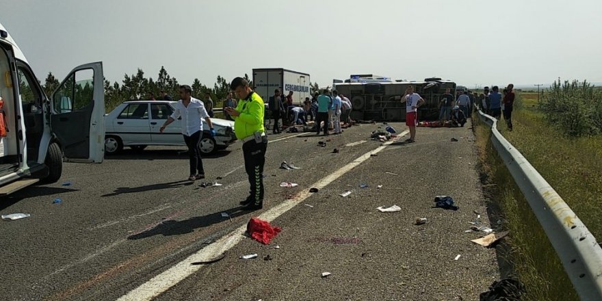 Kahramanmaraş’tan Şanlıurfa’ya 1 Mayıs İşçi Bayramı’na katılmak için gelen işçilerin bulunduğu otobüsün devrilmesi sonucu meydana gelen trafik kazasında ölü ve çok sayıda yaralının bulunduğu bildirildi. Bölgeye çok sayıda po