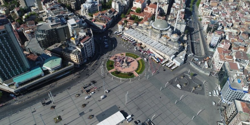 Taksim Meydanı’na sendikaların çelenk bırakması havadan görüntülendi