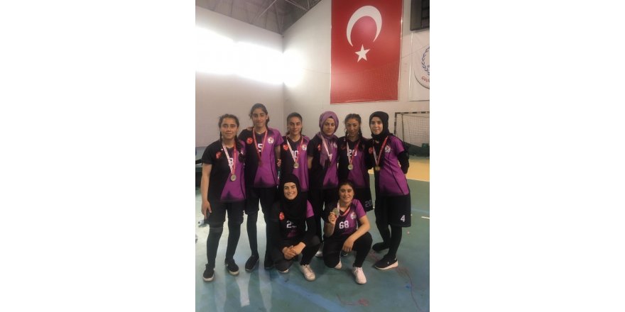 Özalplı kız öğrenciler Türkiye birincisi oldu