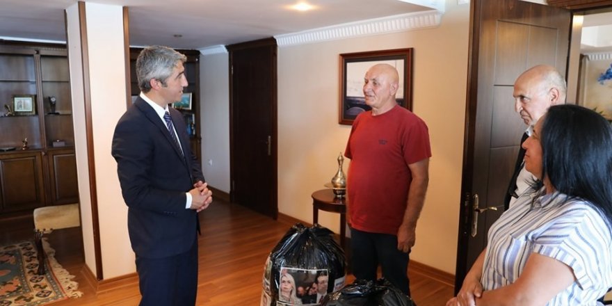 Marmaris’te çevreci aile, Belediye Başkanı Oktay’ın ziyaretine çöp torbalarıyla gitti