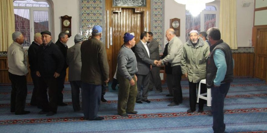 Vatandaşları sabah namazı buluşmalarında dinliyor