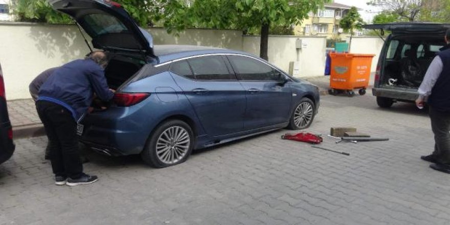 36 aracın lastiklerini bıçaklayan şüphelilerden 3'ü yakalandı