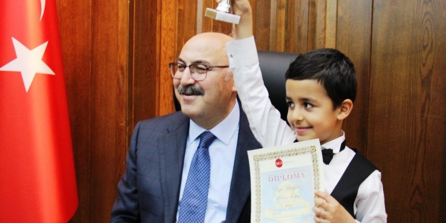 Vali Köşger, Dünya 2. minik piyanist ve TÜBİTAK şampiyonlarını ödüllendirdi
