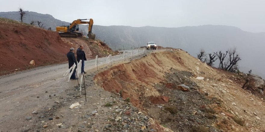 İş makineleri kaya parçalarının altında kalmaktan son anda kurtuldu