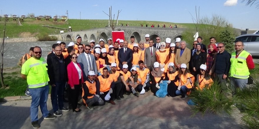 Rektör yelek giyip, eldiven takıp çöp topladı
