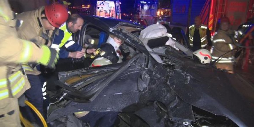 Otomobilde sıkışan iki kadını itfaiye kurtardı