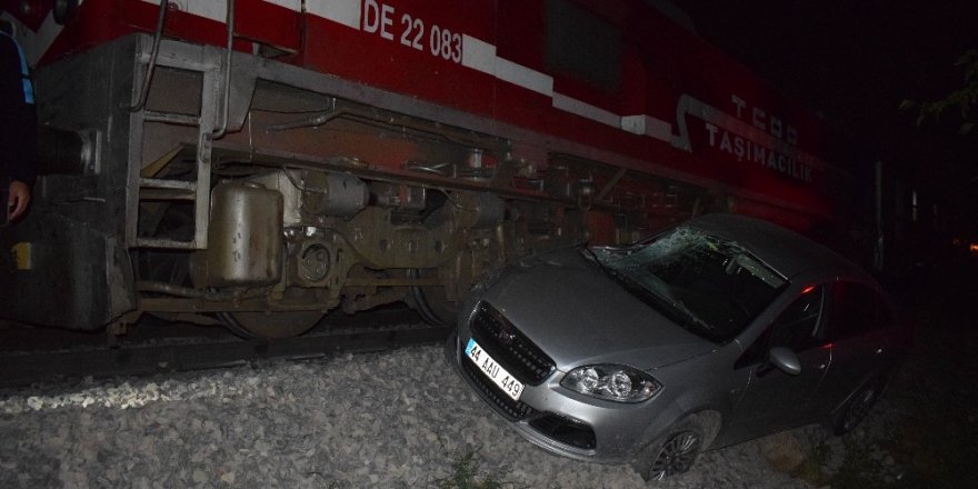 Malatya’da faciadan dönüldü, yolcu Treni otomobile çaptı
