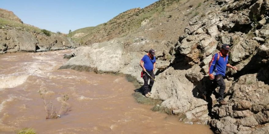 Kars’ta kaybolan kızı arama çalışmaları havadan görüntülendi
