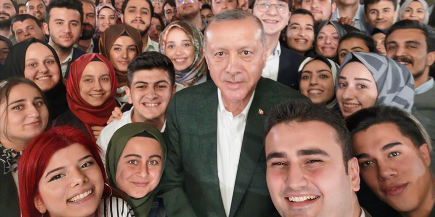 Cumhurbaşkanı Erdoğan'dan gençlerle selfie paylaşımı