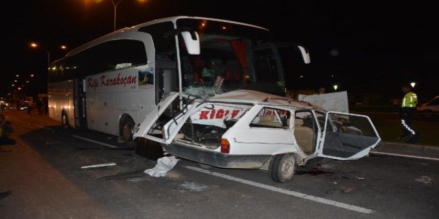 Yolcu otobüsü otomobile çarptı: 3 ölü