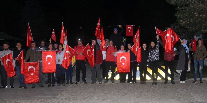 Beyşehir’de doğaseverler 19 Mayıs’ı gece yürüyüşüyle kutladı
