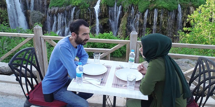 Şelale manzarasında iftar