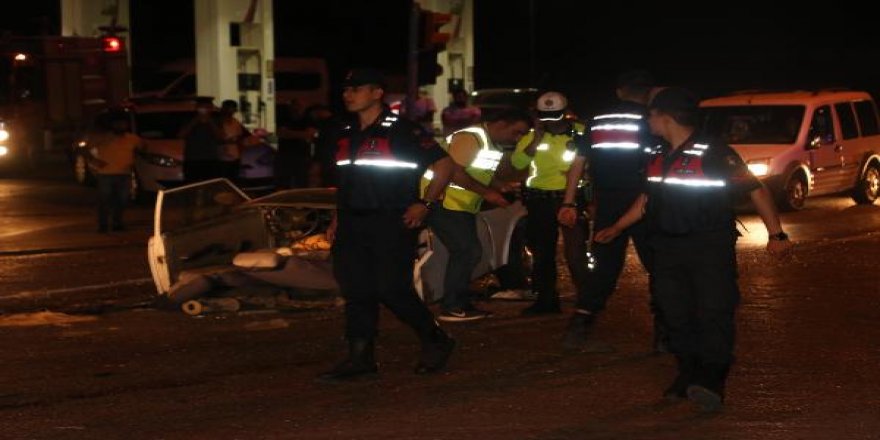 Kazada otomobil ortadan ikiye bölündü