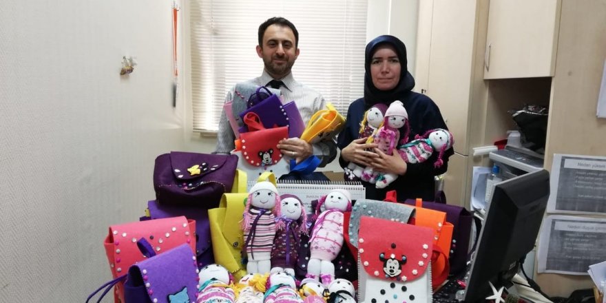 Gönüllü kadınlardan hasta çocuklara örgü bebek ve çanta hediyeleri