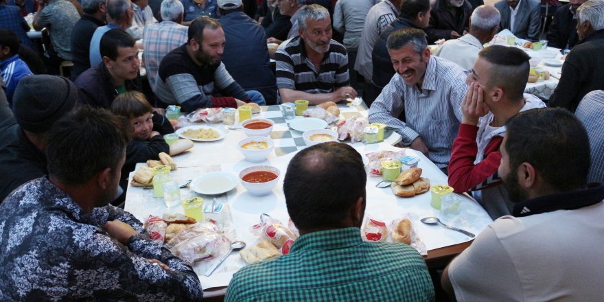 Konya'da garipler "Gül iftarı" ile sevindiriliyor