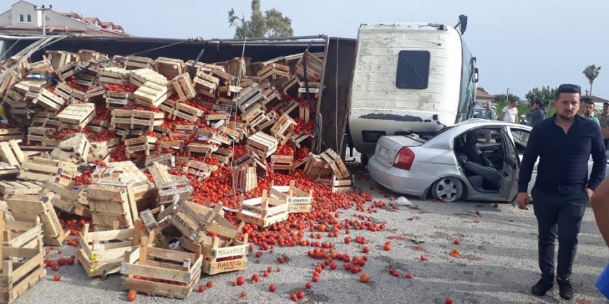 Domates yüklü kamyon otomobilin üzerine devrildi