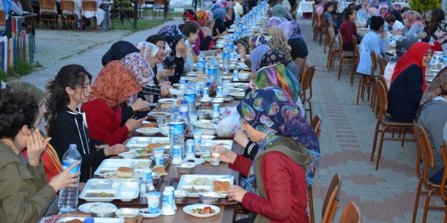 KYK’lı öğrencilere iftar verildi