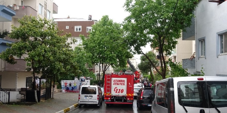 Pendik’de beş katlı binanın çatısına yıldırım düştü