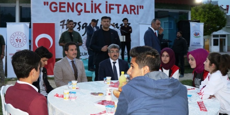 Vali Bilmez gençlerle iftar yaptı