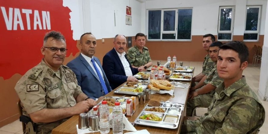 Vali Coşkun Mehmetçikle iftarda buluştu