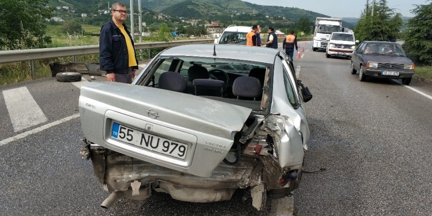 Yoldan çıkan otomobil yön levhasına çarptı: 1 yaralı