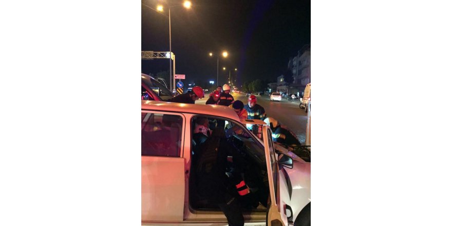 Otomobilde sıkışan sürücüyü itfaiye kurtardı
