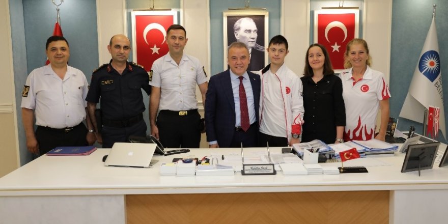 Başkan Böcek Milli sporcu Alperen Menç’i ağırladı