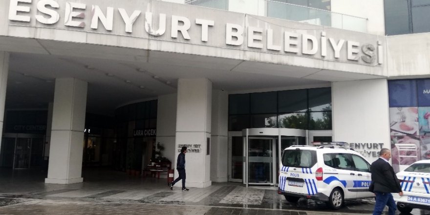 Esenyurt Belediye binasında bıçaklı intihar girişimi