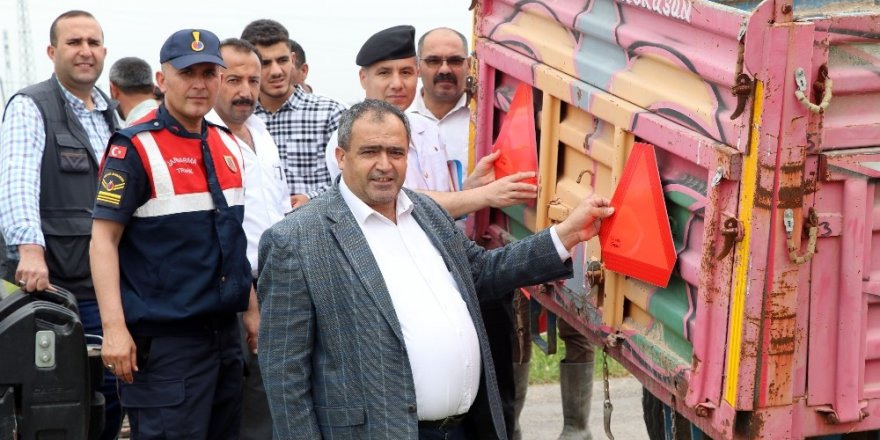Aksaray’da ziraat odası traktör ve römorklara reflektör taktı