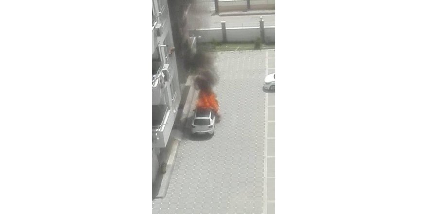 Sitede park halindeki otomobil alev alev yandı
