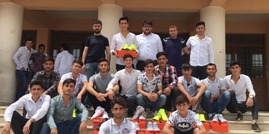 Kaymakam Yüzer’den şampiyon takıma spor malzemesi desteği