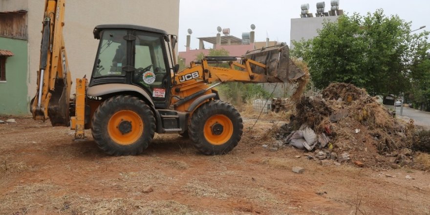 Toroslar’da boş arsalar temizleniyor