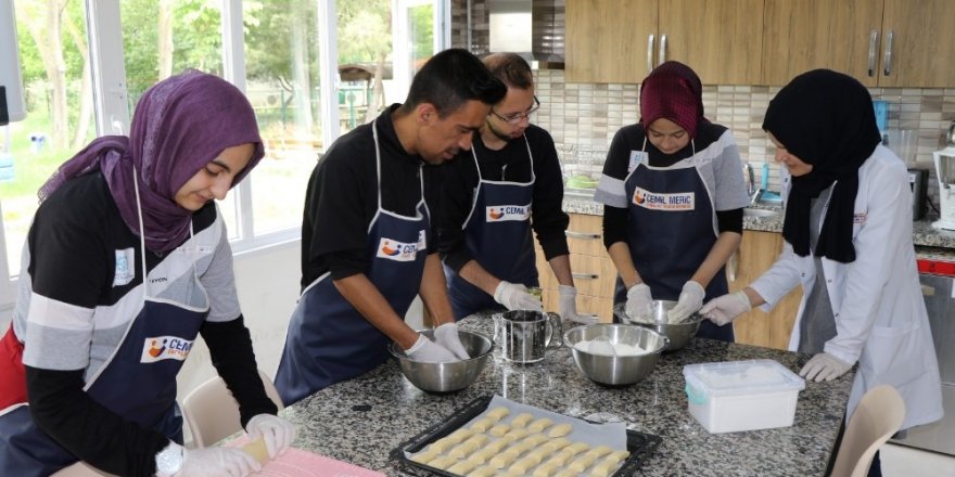 Özel öğrencilerden, yardıma muhtaç vatandaşlara iftariyelik