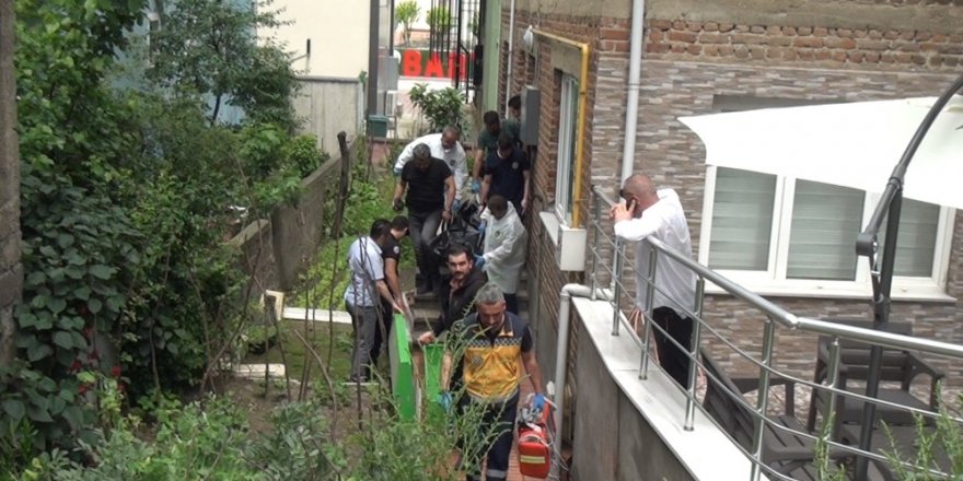 Psikolojik sorunlu evlat annesini doğradı