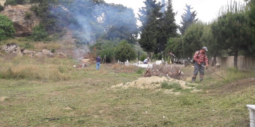 Germencik’te mezarlıklarda bayram temizliği