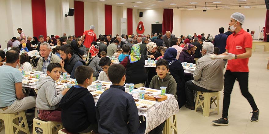 Konya'da Suriyeli yetimler iftarda buluştu