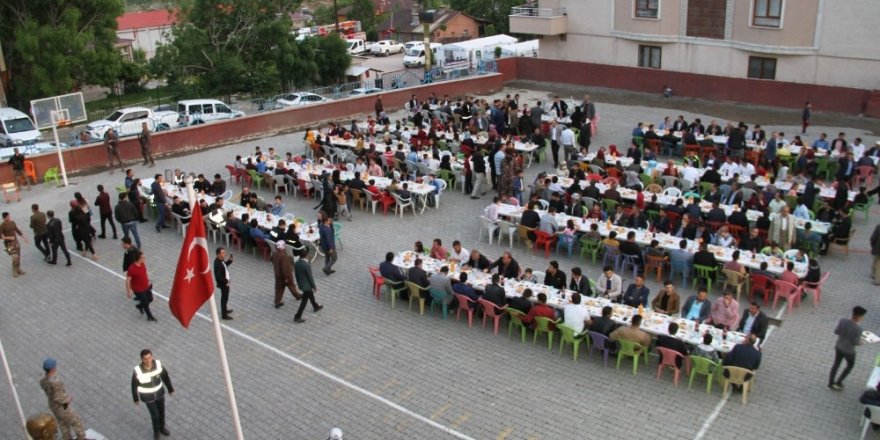 Şemdinli’deki şehit ve gazi aileleri iftarda buluştu