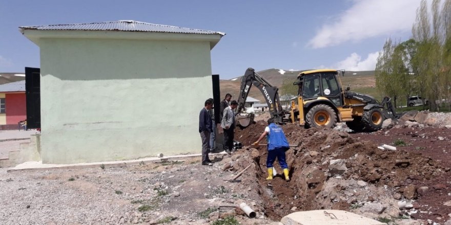 30 yıllık okul ilk kez kanalizasyon hattına kavuştu